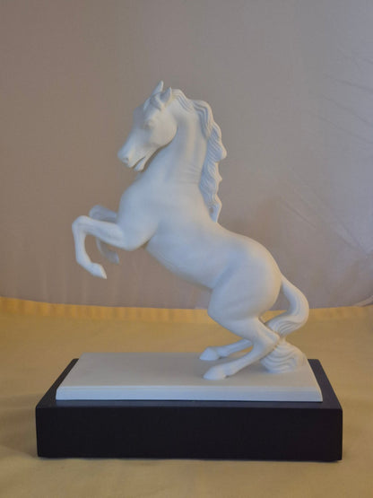 Goebel Studio 8 Pferdefigur Porzellan weiß auf Holzsockel