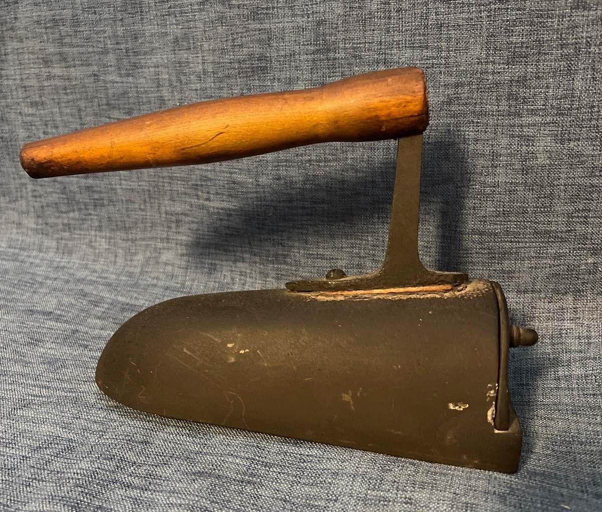 Gusseisernes Füllbügeleisen - antikes Bügeleisen - mit Holzgriff