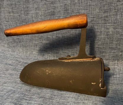 Gusseisernes Füllbügeleisen - antikes Bügeleisen - mit Holzgriff