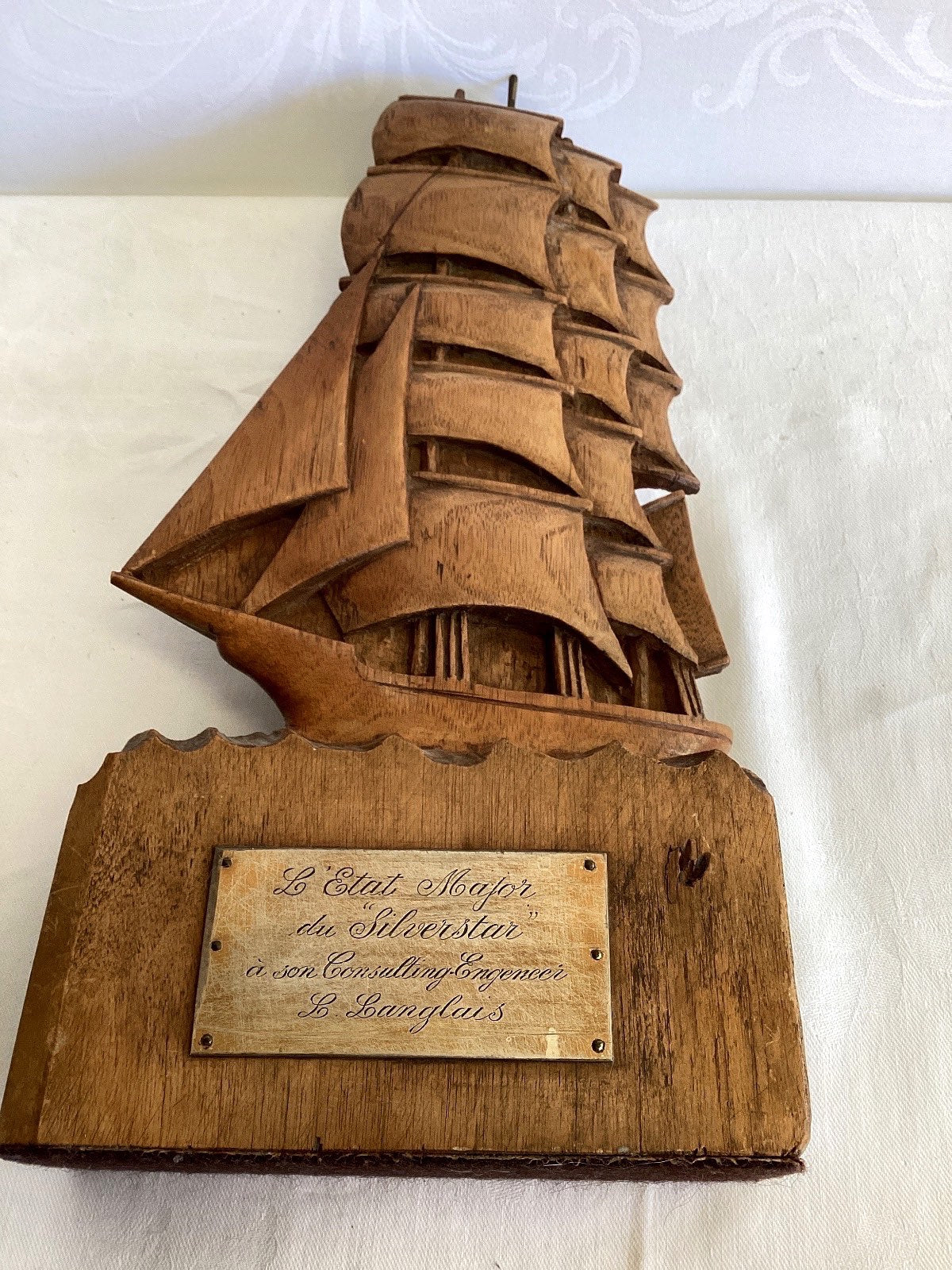 Antike Holzskulptur Segelschiff handgeschnitzt Messingplakette Silversta maritim