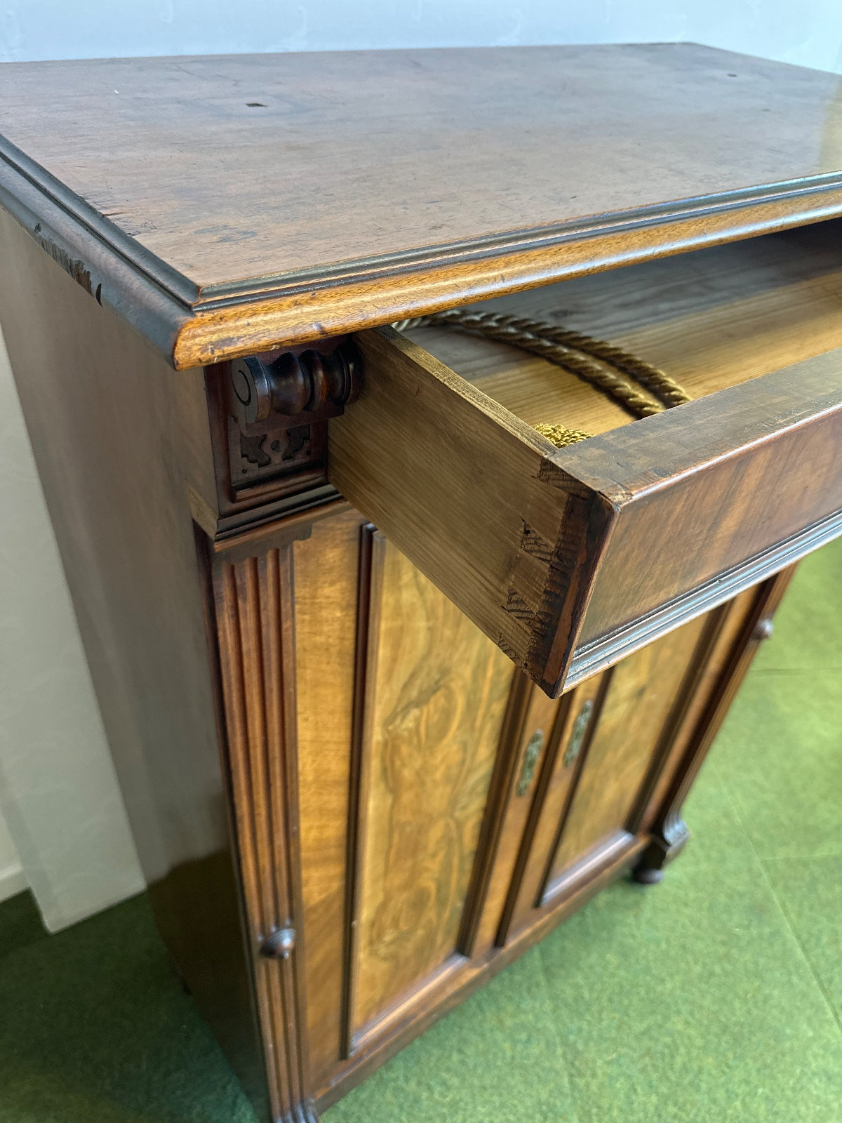 Antiker Gründerzeit Kleiderschrank Nussbaum Furnier 2-türig Schublade Historismu
