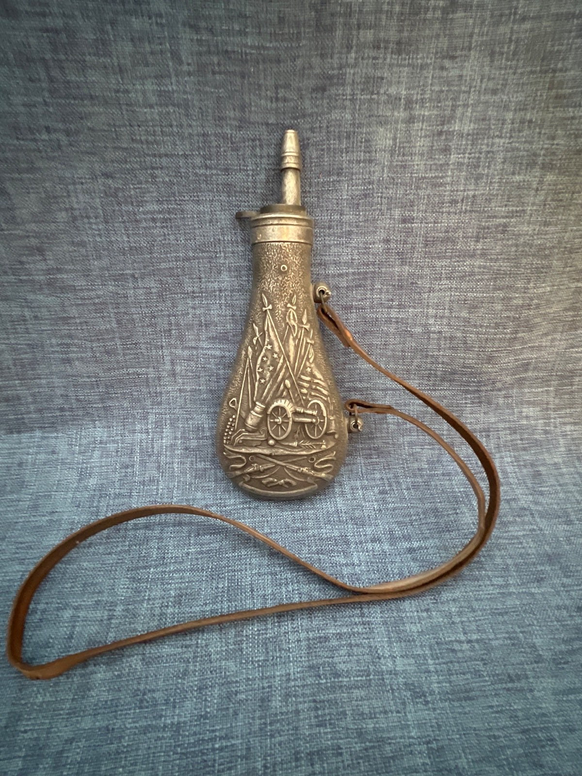 Antike Pulverflasche Powder Flask Zinn E Pluribus Unum Adler Kanone Lederriemen