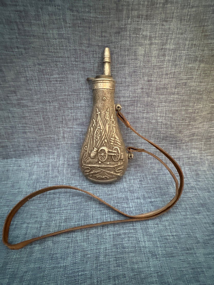 Antike Pulverflasche Powder Flask Zinn E Pluribus Unum Adler Kanone Lederriemen