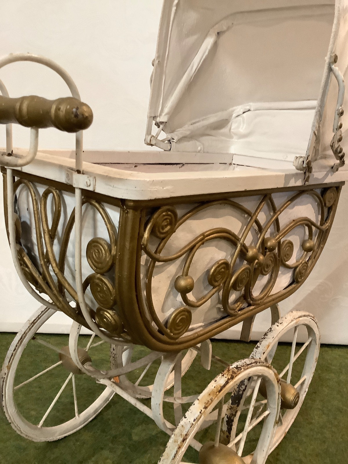 Antiker Puppenwagen Metall Rankenverzierung weiß gold Vintage Shabby Deko