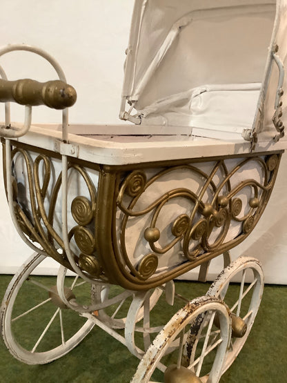 Antiker Puppenwagen Metall Rankenverzierung weiß gold Vintage Shabby Deko