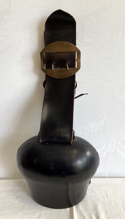 Große Kuhglocke Metall schwarz Lederriemen Messingschnalle Almglocke Nr. 24