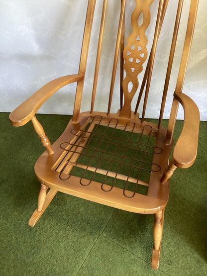 Vintage Windsor Schaukelstuhl Holz Armlehnen Spindellehne Sitzkissen creme