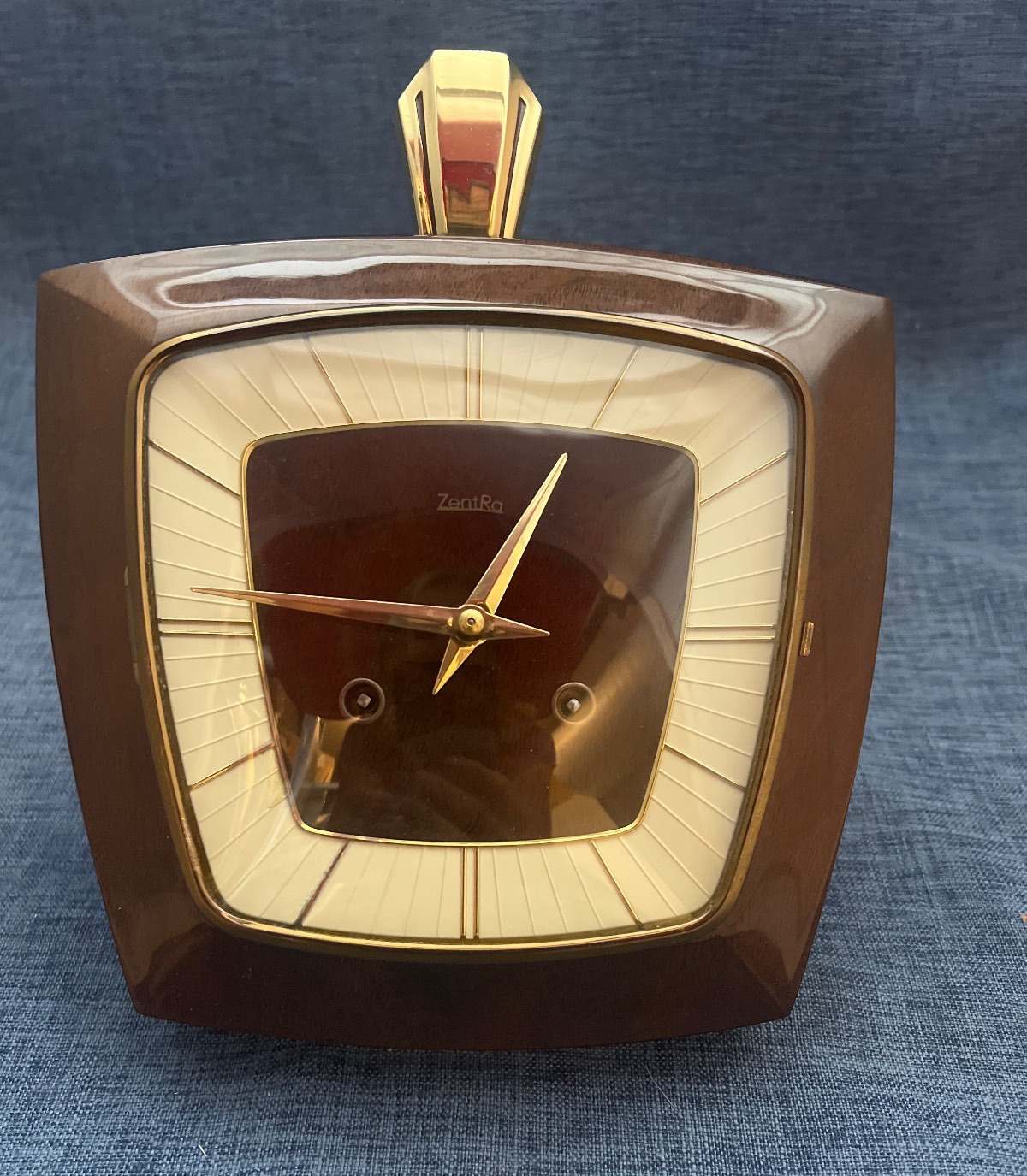 ZentRa, Wanduhr, 50er - 60er Jahre, Bakelit, braun mit goldfarbenen Details