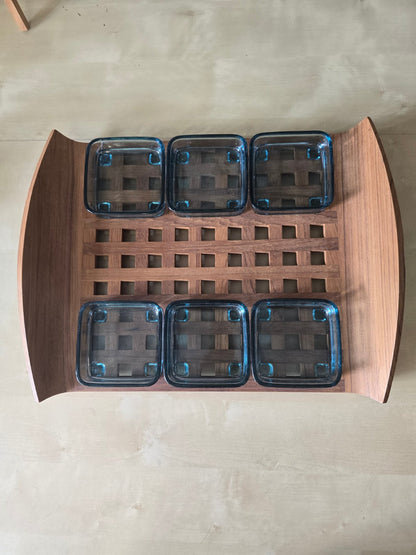 Teakholz Serviertablett Gitteroptik + 6 blaue Glasschälchen 60er/70er