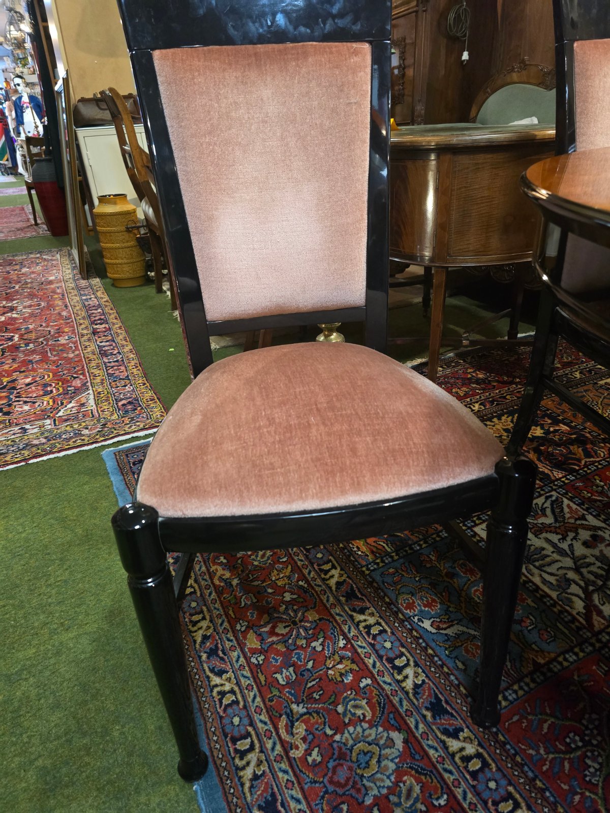 Esstisch rund Nussbaum Furnier + 6 Stühle schwarz Vintage