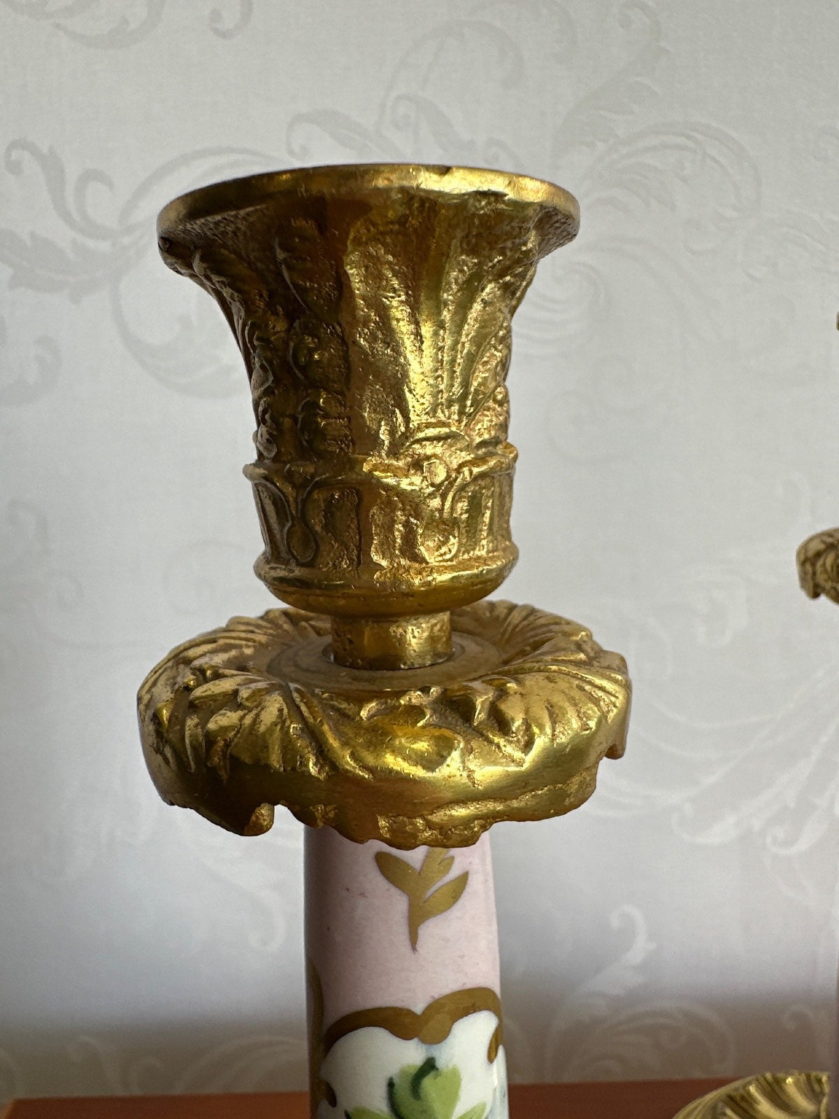 Zwei Kerzenleuchter Porzellan Rosa Blumen Vergoldet Bronze  Rokoko  Mid Century