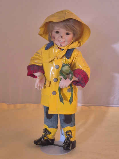 Mr. Mischief - Porzellanpuppe - Junge im Regenoutfit - Vintage