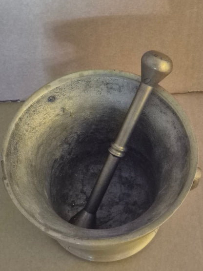 Mörser -  Messing mit Stößel - 4,8 kg - 13,4 cm hoch - ornamental verziert