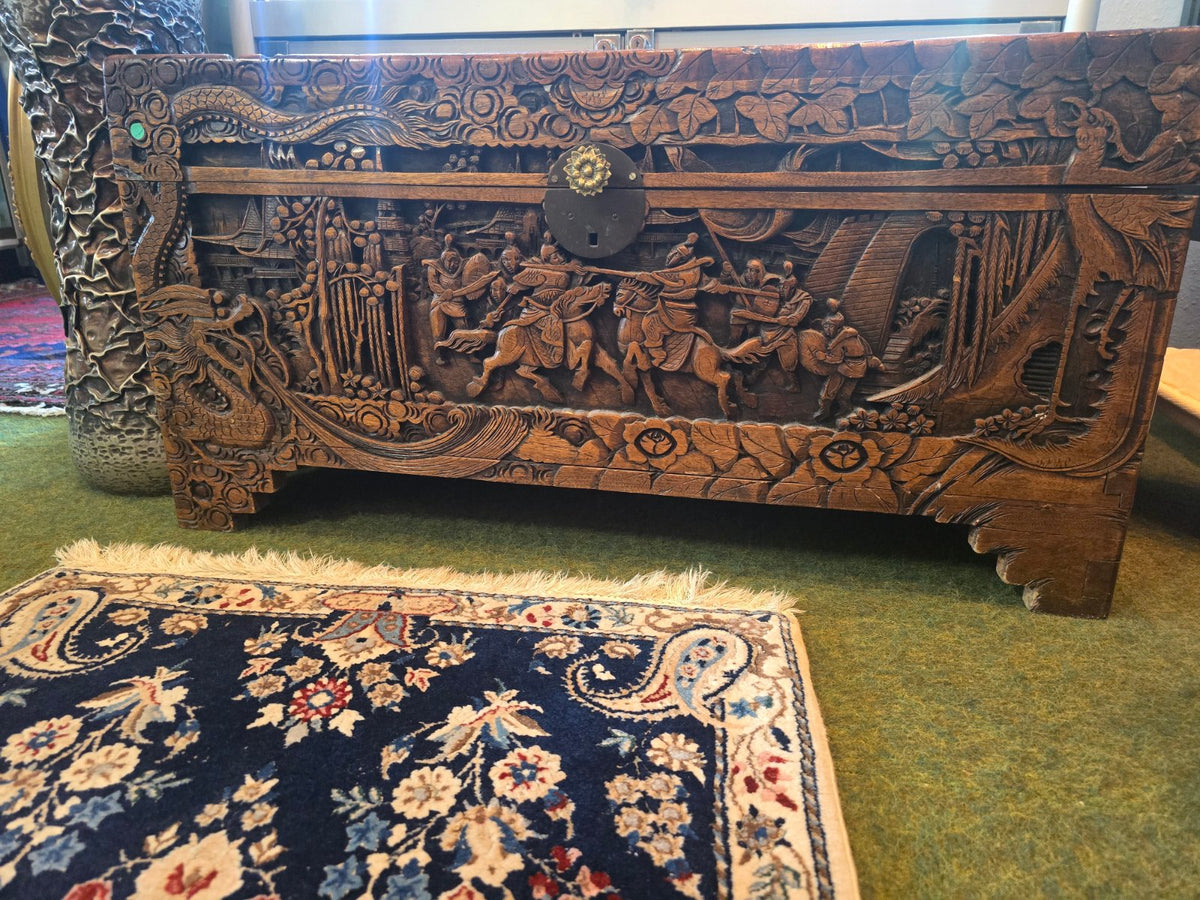 Vintage asiatische Holztruhe Schnitzerei Figuren Schiffe 19. Jhd.