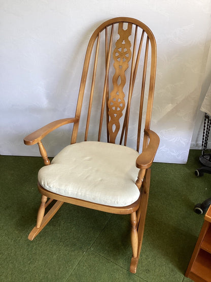 Vintage Windsor Schaukelstuhl Holz Armlehnen Spindellehne Sitzkissen creme