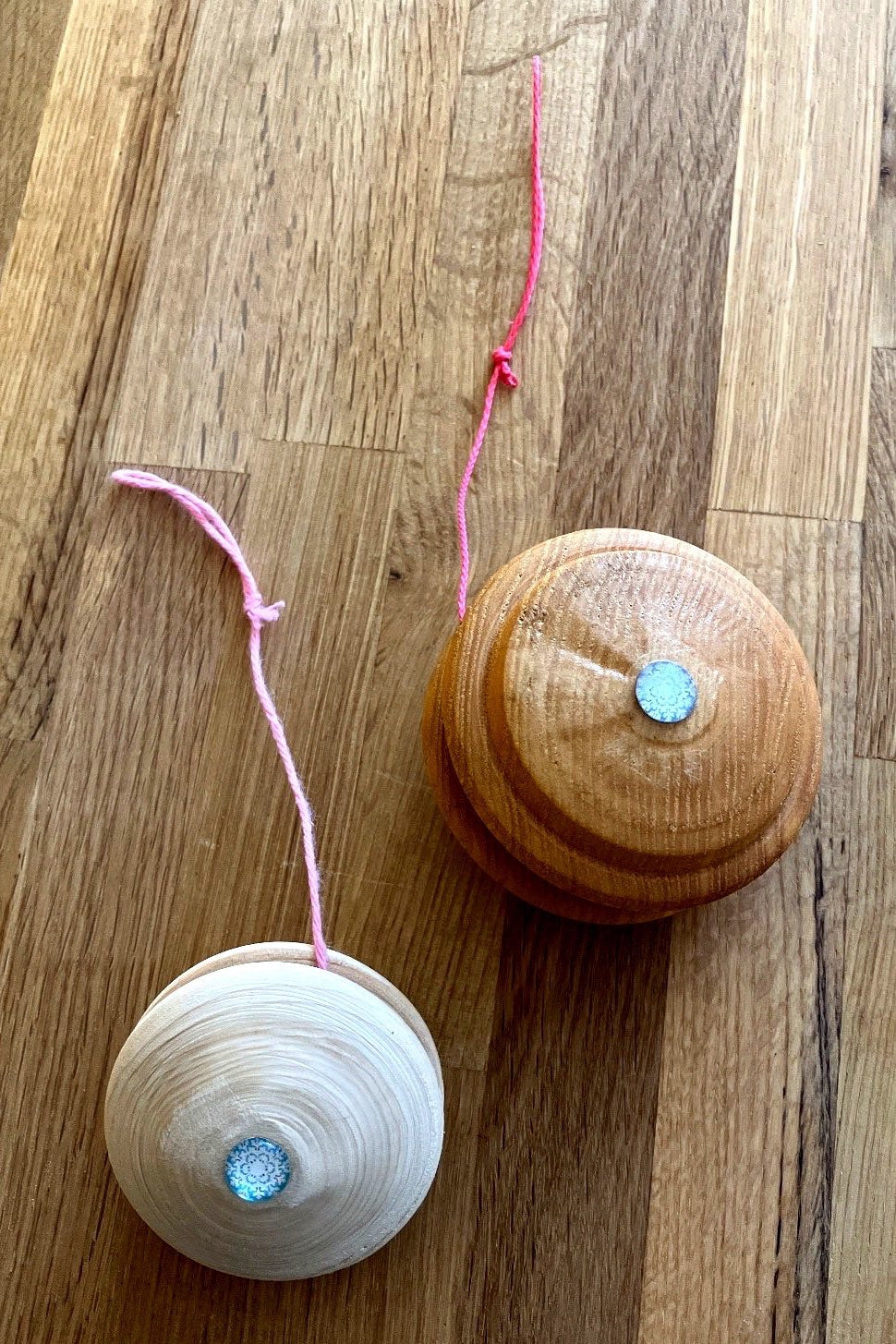 2 x Holz Yo-Yo Kinder Spielzeug Klassisch Natur Braun Weiß mit Schnur
