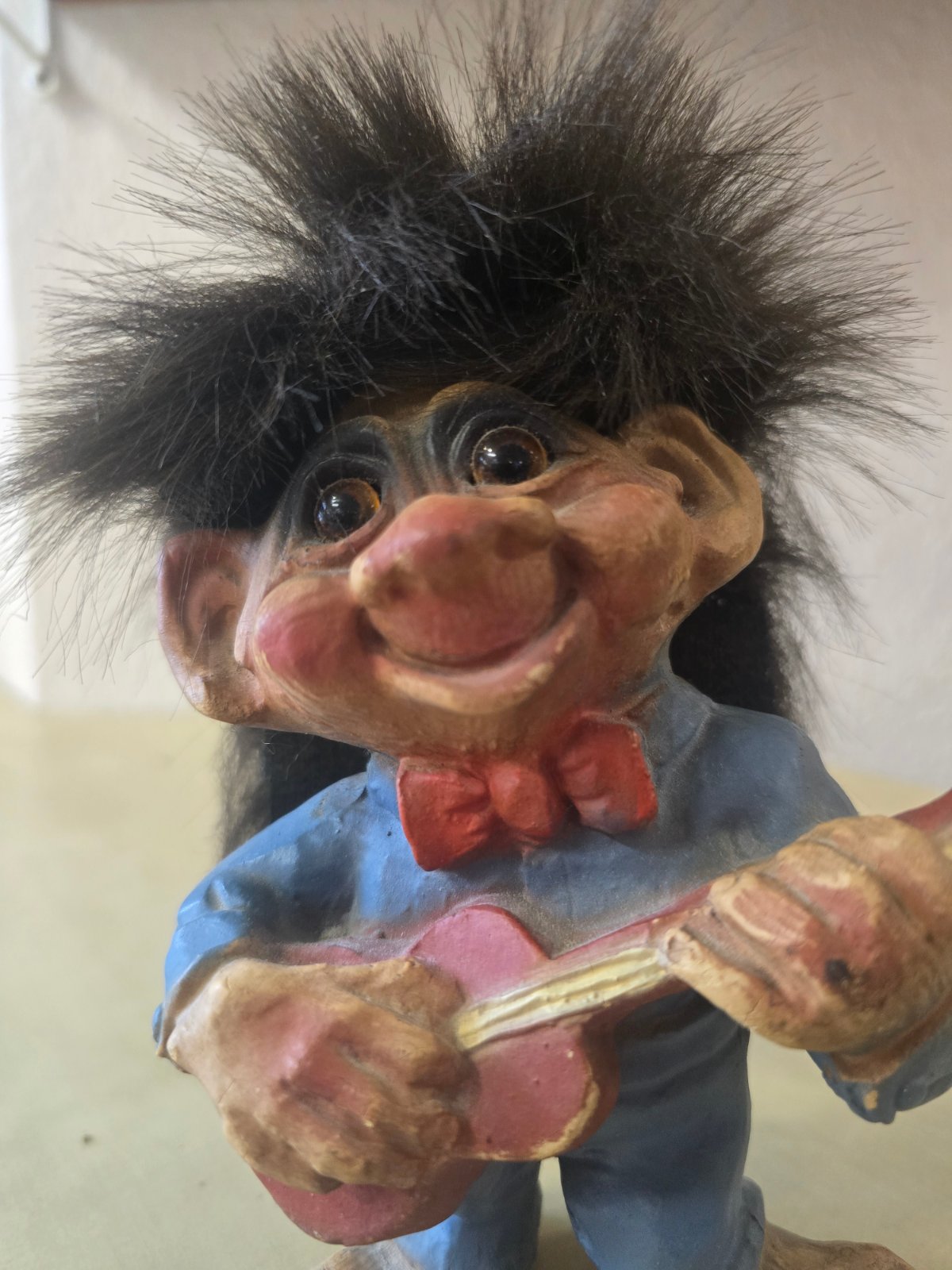 Troll Figur Gitarre Musikant schwarzes Haar Sammlerfigur Norwegen Vintage