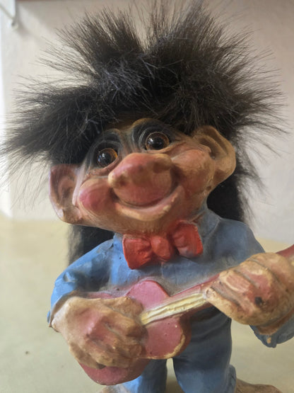 Troll Figur Gitarre Musikant schwarzes Haar Sammlerfigur Norwegen Vintage