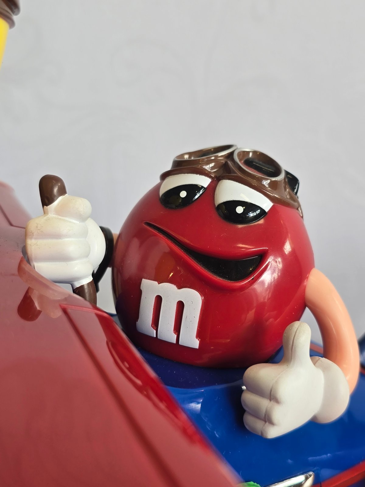 M&M's Candy Dispenser Spender Doppeldecker Flugzeug Yellow Red Figur
