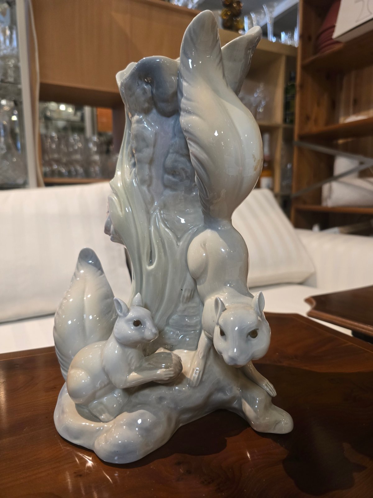 Seltene spanische Porzellan Vase mit zwei Eichhörnchen Motiv