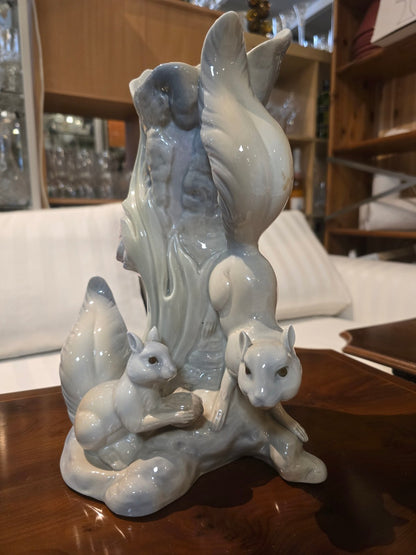 Seltene spanische Porzellan Vase mit zwei Eichhörnchen Motiv