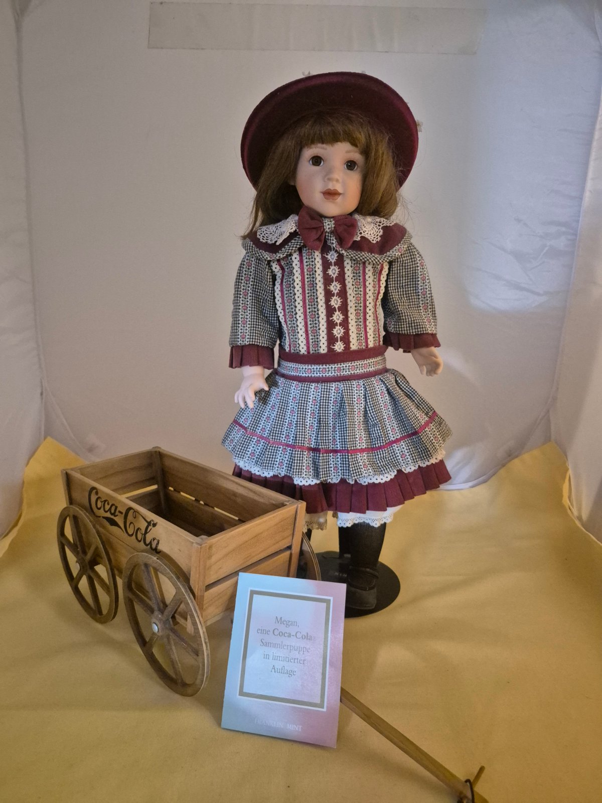 Franklin Mint - Megan Coca-Cola Sammlerpuppe mit Holzwagen Vintage