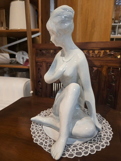 B. Kokrda Figur sitzende Frau Akt weiß-blau glasiert 1967 signiert