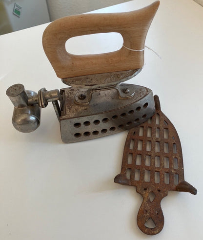 Antikes Kohlebügeleisen Patent Flonyer Holzgriff + Gusseisen Ständer