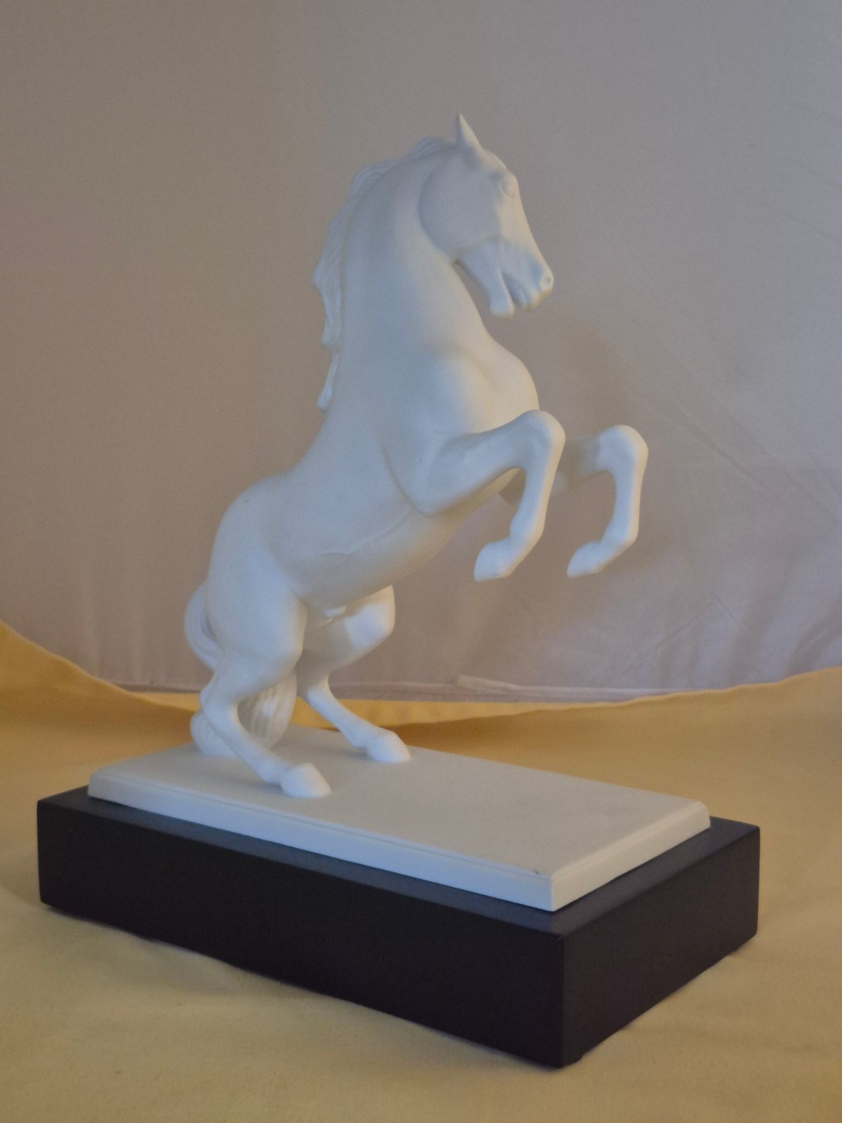 Goebel Studio 8 Pferdefigur Porzellan weiß auf Holzsockel
