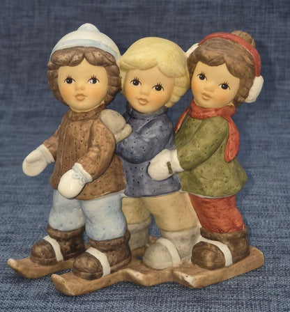Goebel Nina Marco Lustige Abfahrt zu Dritt Figur Porzellan Winterkinder Ski