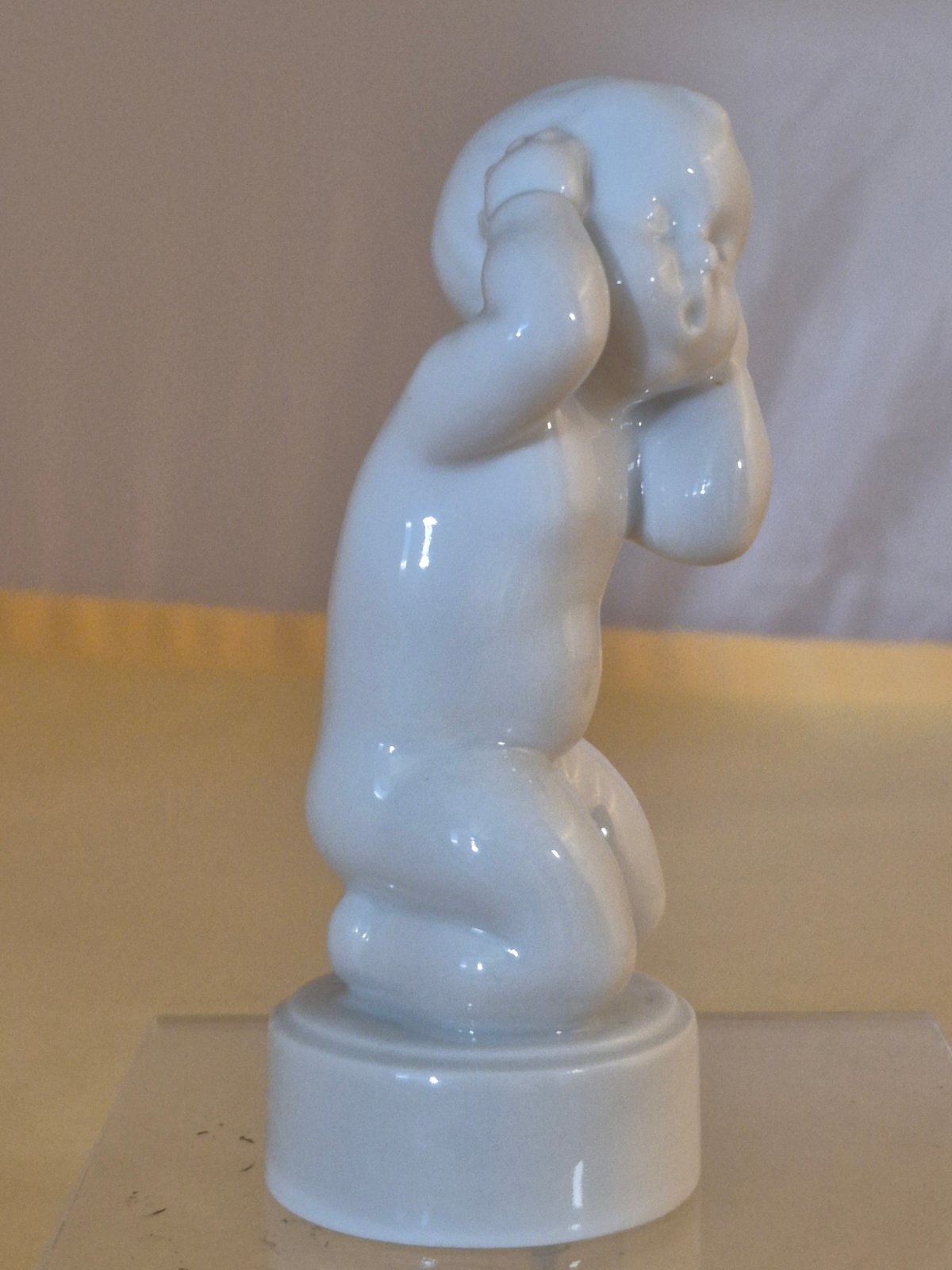 Bing & Grøndahl Porzellan Figur - Weiß - Junge mit Ohrenschmerzen - Sv. Lindhart