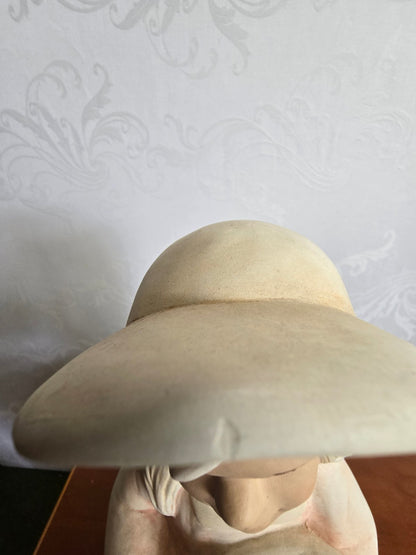 Alice Figuren Keramikfigur Mädchen mit Hut & Schale Deutsche Handarbeit Vintage