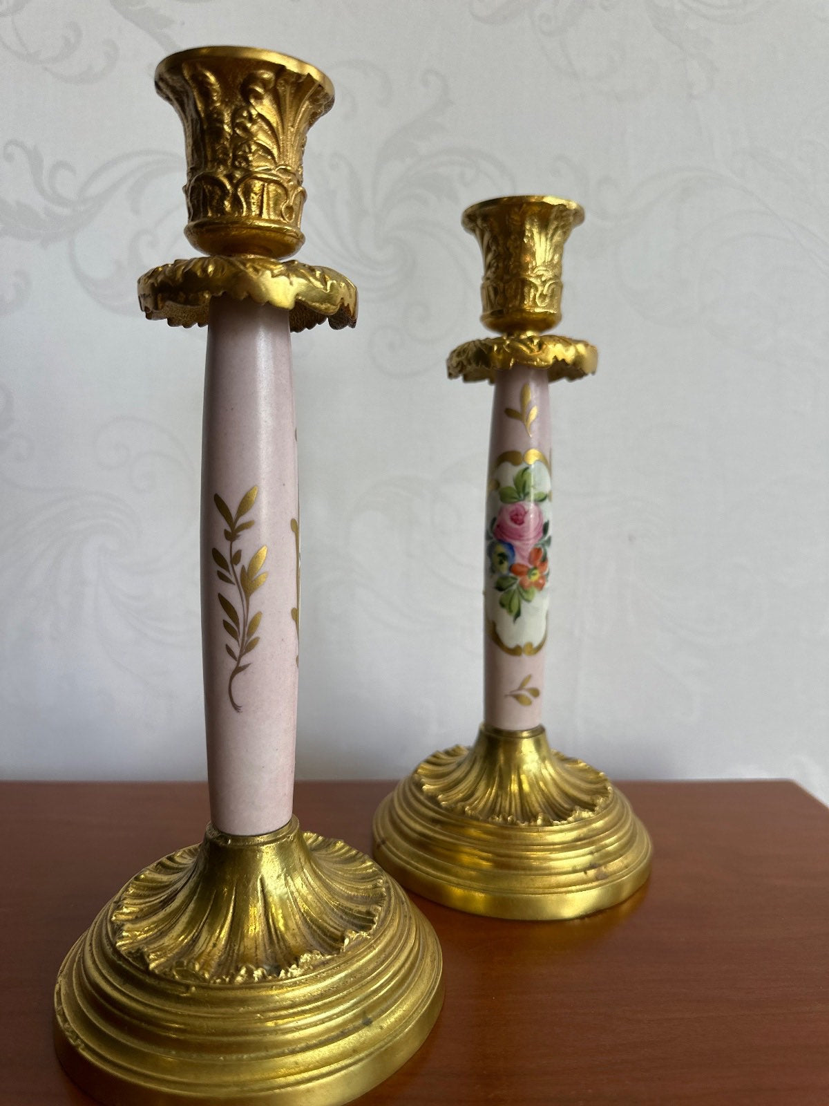 Zwei Kerzenleuchter Porzellan Rosa Blumen Vergoldet Bronze  Rokoko  Mid Century