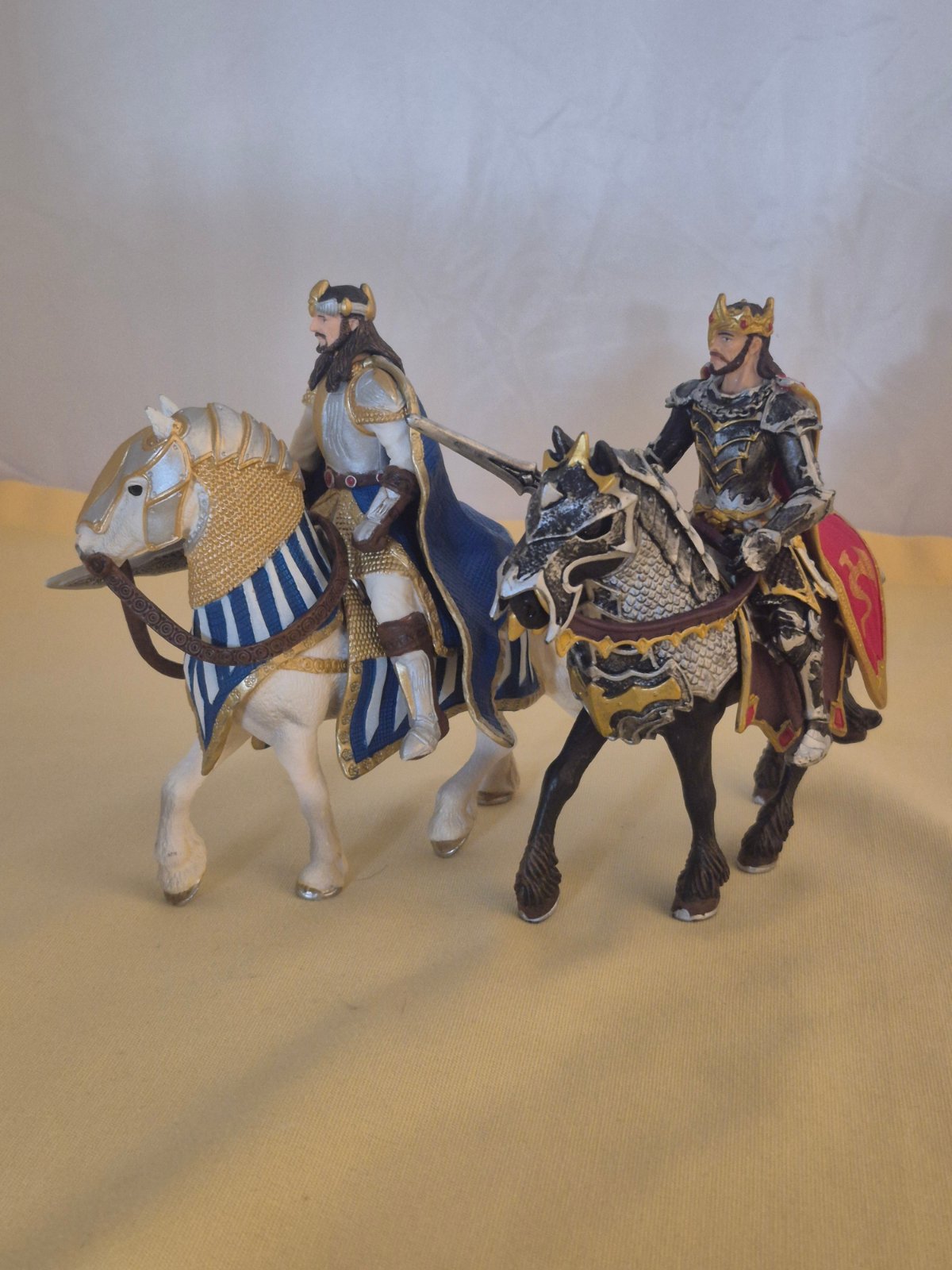 Schleich Figuren - zwei Könige zu Pferd - Greifenkönig und Drachenritter