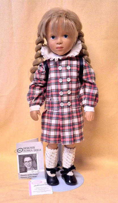 Götz Designer Puppe Fanouche Mädchen Zöpfe  kariertes Kleid OVP ca 46 cm