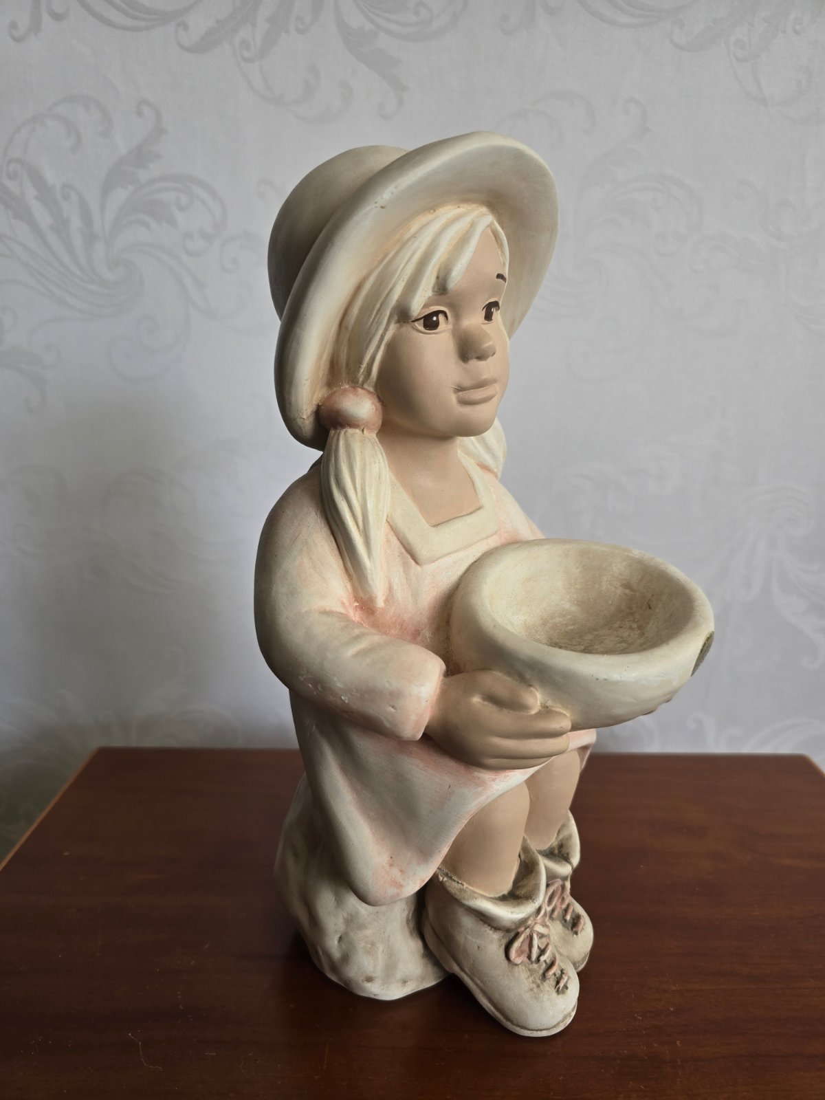 Alice Figuren Keramikfigur Mädchen mit Hut & Schale Deutsche Handarbeit Vintage