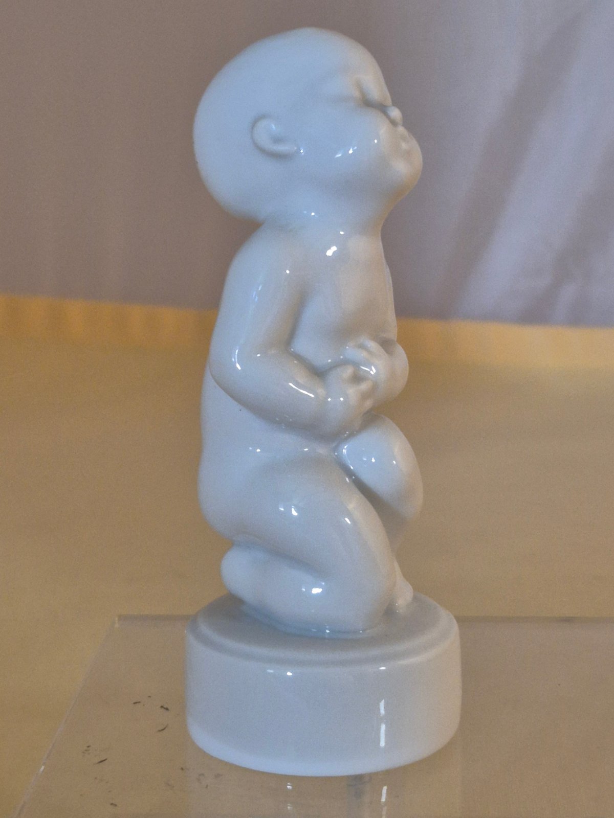 Bing & Gröndahl Porzellanfigur - Junge mit Bauchweh - Sv. Lindhart - 11 cm