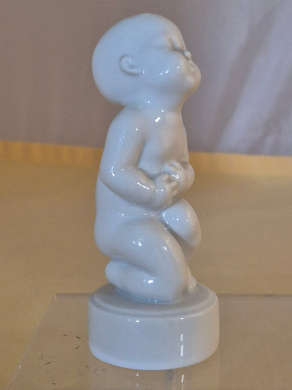 Bing & Gröndahl Porzellanfigur - Junge mit Bauchweh - Sv. Lindhart - 11 cm