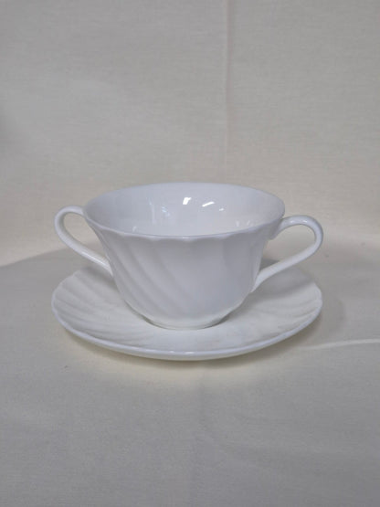 Wedgwood - Suppentasse mit Untertasse - weiß - Wellenoptik - neuwertig