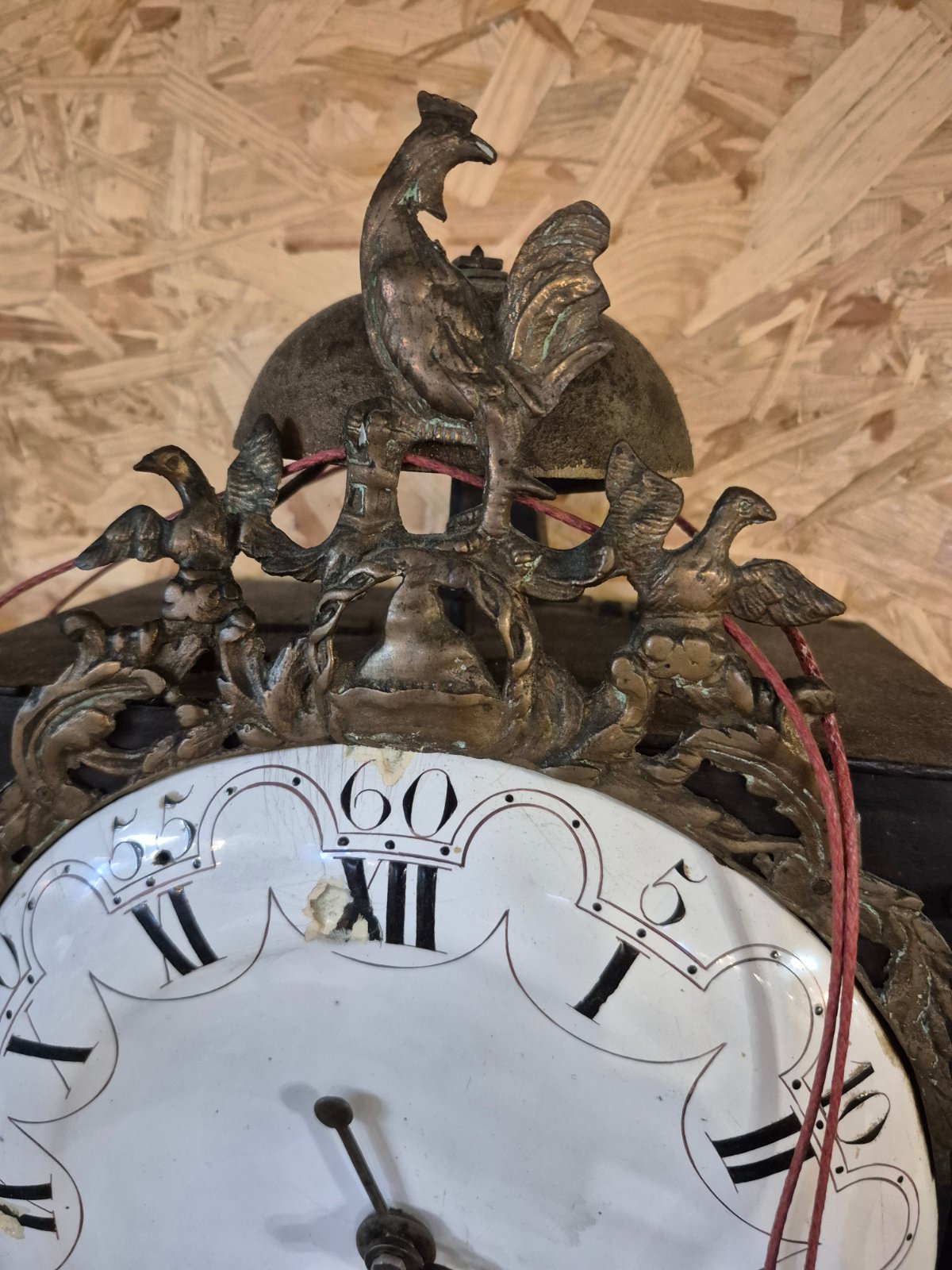 Antike Comtoise Wanduhr Hahn Aufsatz Emaille Zifferblatt Pendel Schlagwerk