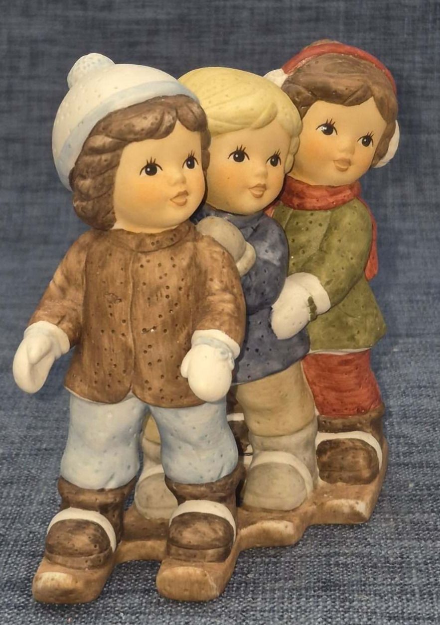 Goebel Nina Marco Lustige Abfahrt zu Dritt Figur Porzellan Winterkinder Ski