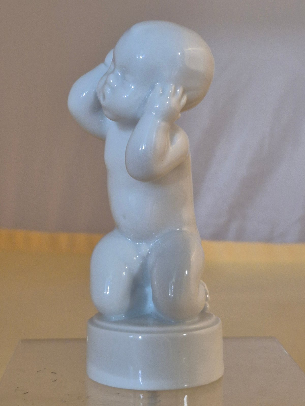 Bing & Grøndahl Porzellan Figur - Weiß - Junge mit Ohrenschmerzen - Sv. Lindhart