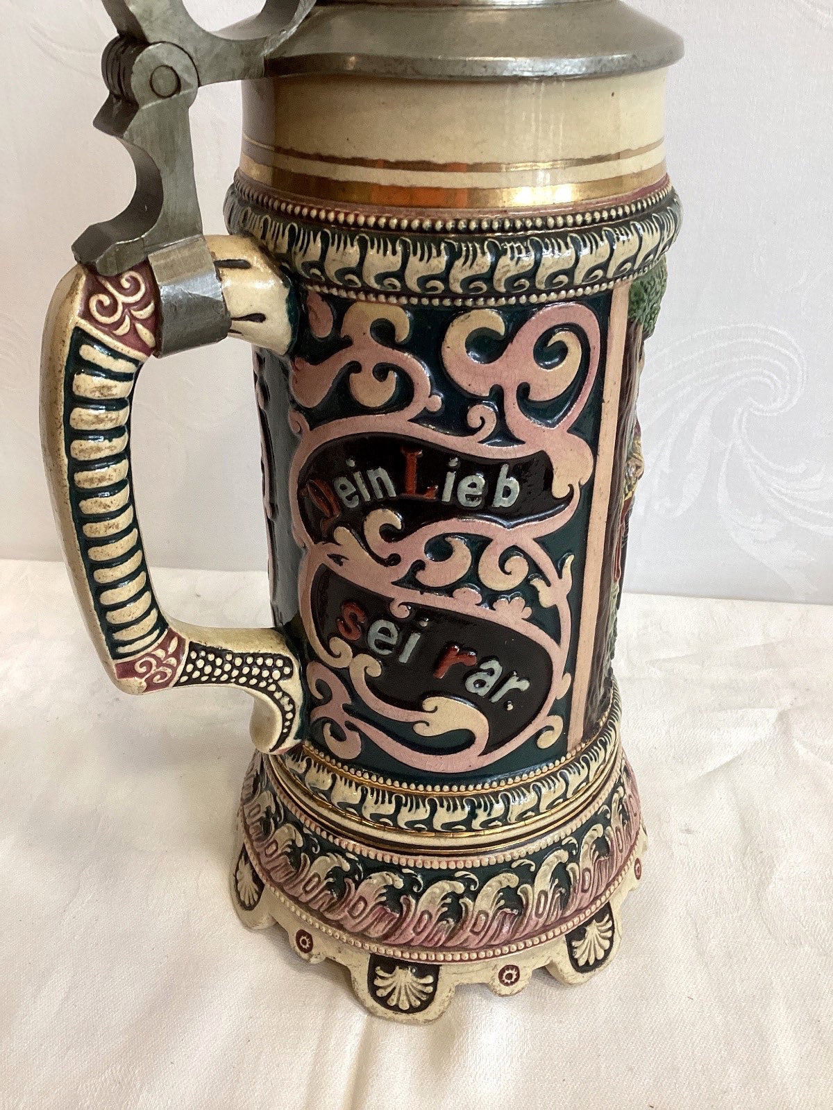 Antiker Keramik Bierkrug Zinndeckel Relief Historismus Mein Lieb sei rar Sammler
