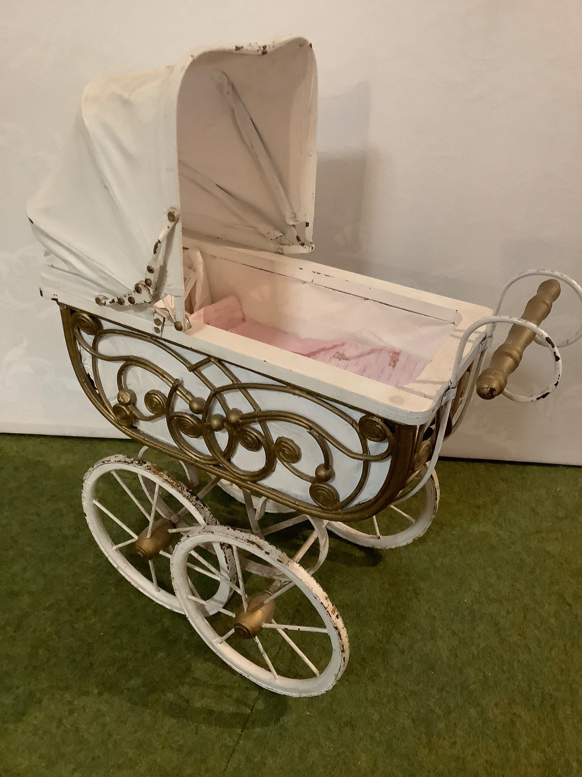 Antiker Puppenwagen Metall Rankenverzierung weiß gold Vintage Shabby Deko