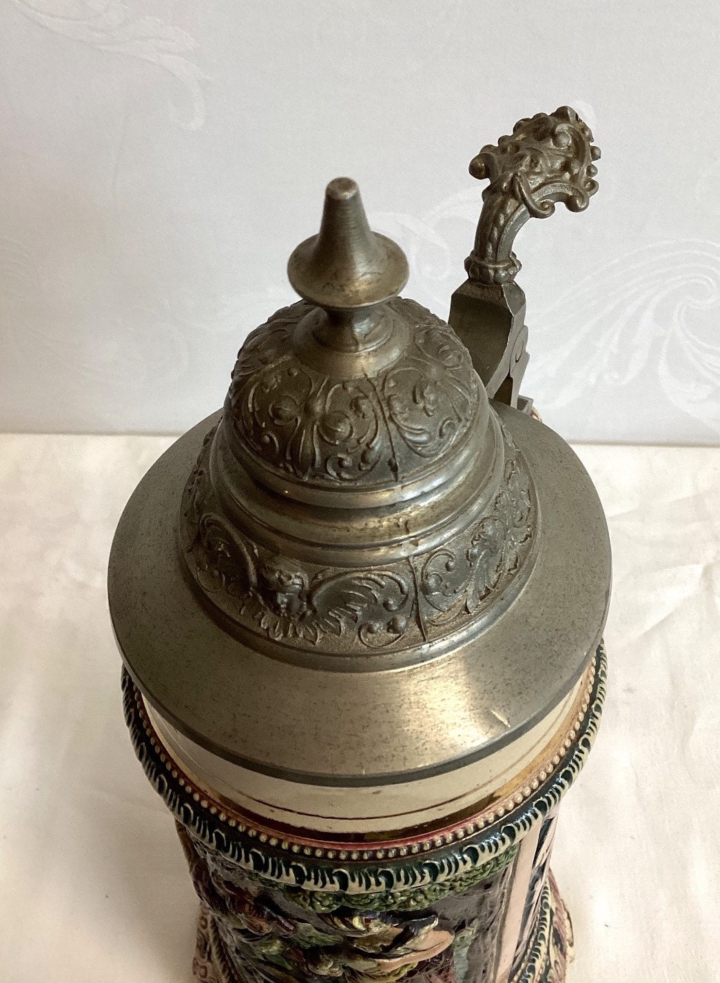 Antiker Keramik Bierkrug Zinndeckel Relief Historismus Mein Lieb sei rar Sammler