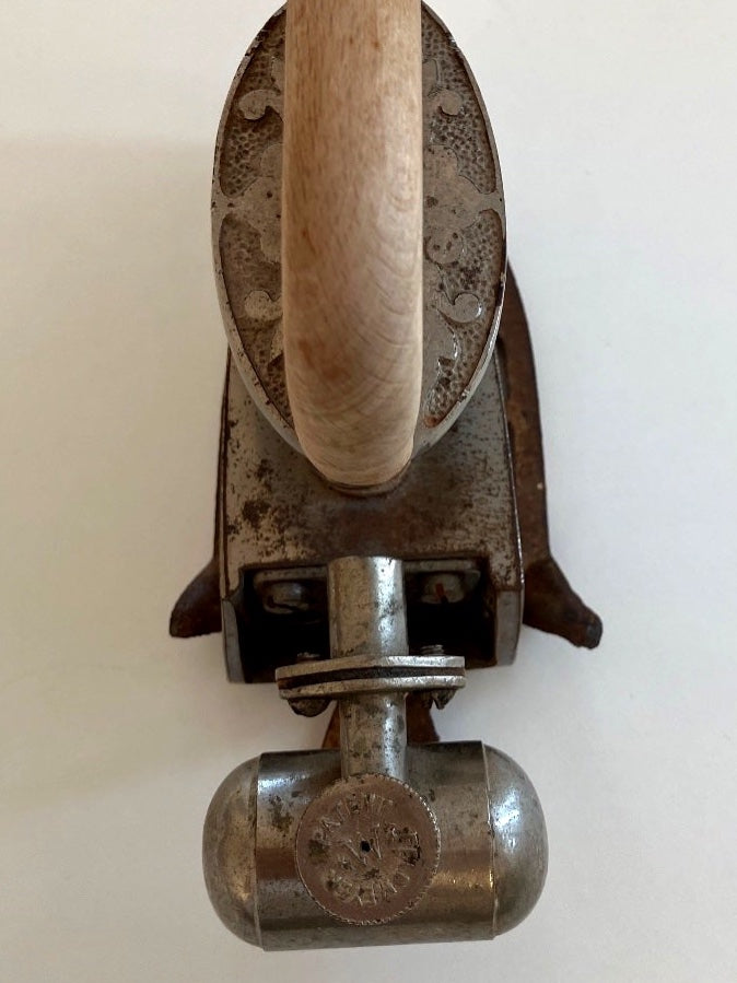 Antikes Kohlebügeleisen Patent Flonyer Holzgriff + Gusseisen Ständer