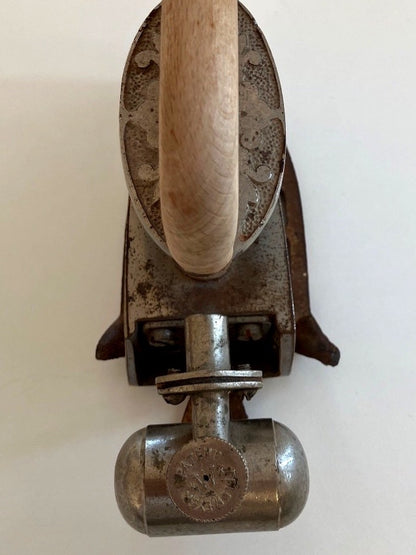 Antikes Kohlebügeleisen Patent Flonyer Holzgriff + Gusseisen Ständer
