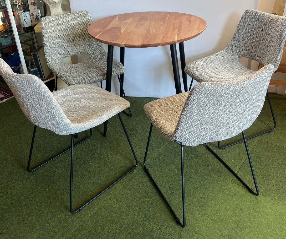 Akazienholz-Esstisch "Mallorca" + 4 Bouclé-Stühle "Mora" neuwertig TOP
