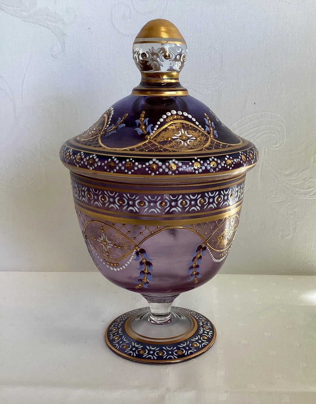 Antike Glasdose mit Deckel Emailmalerei Golddekor Violett Jugendstil Pokal