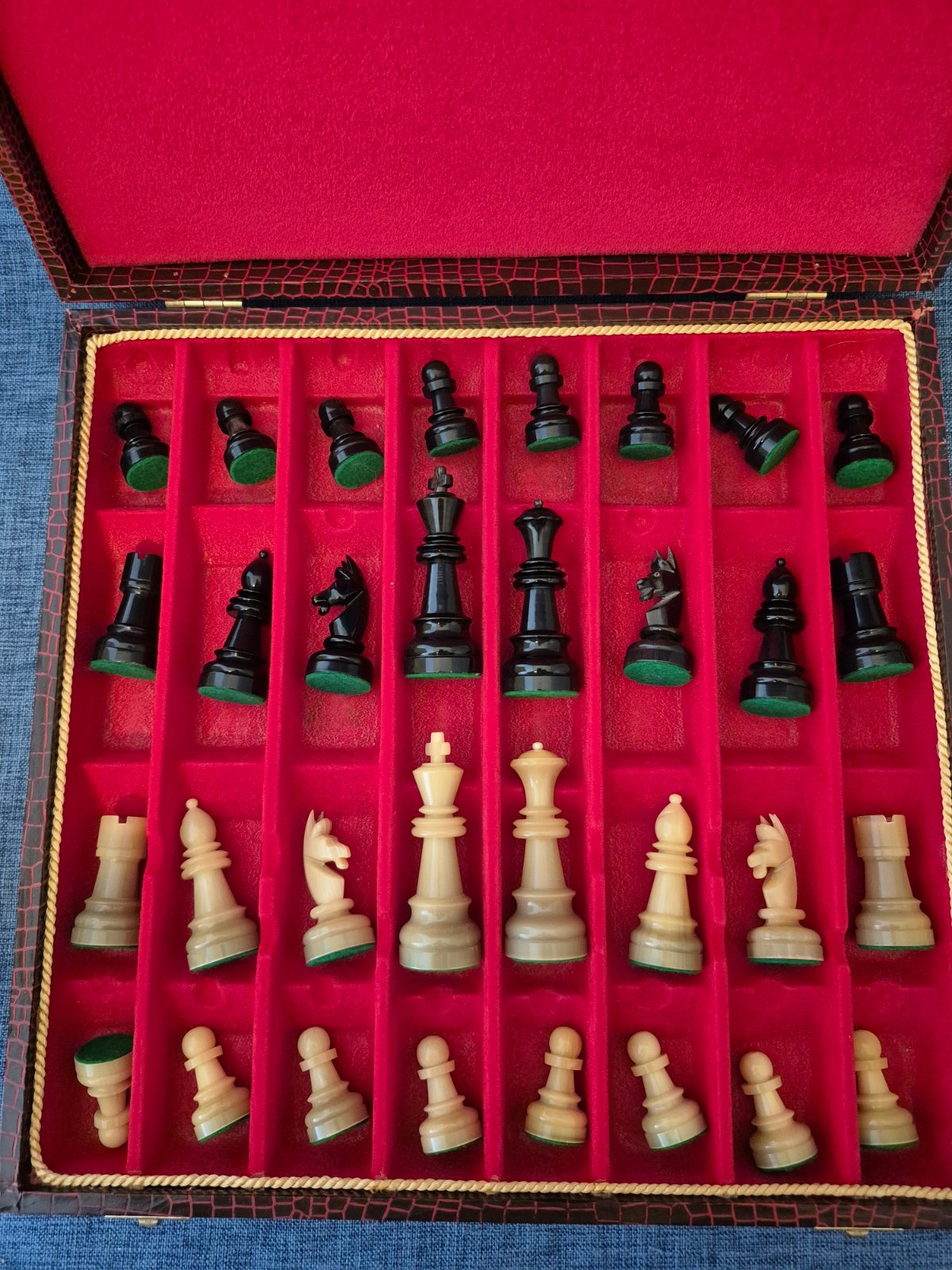 Schachspiel Staunton  Figuren Set komplett Koffer Velour rot schwarz weiß